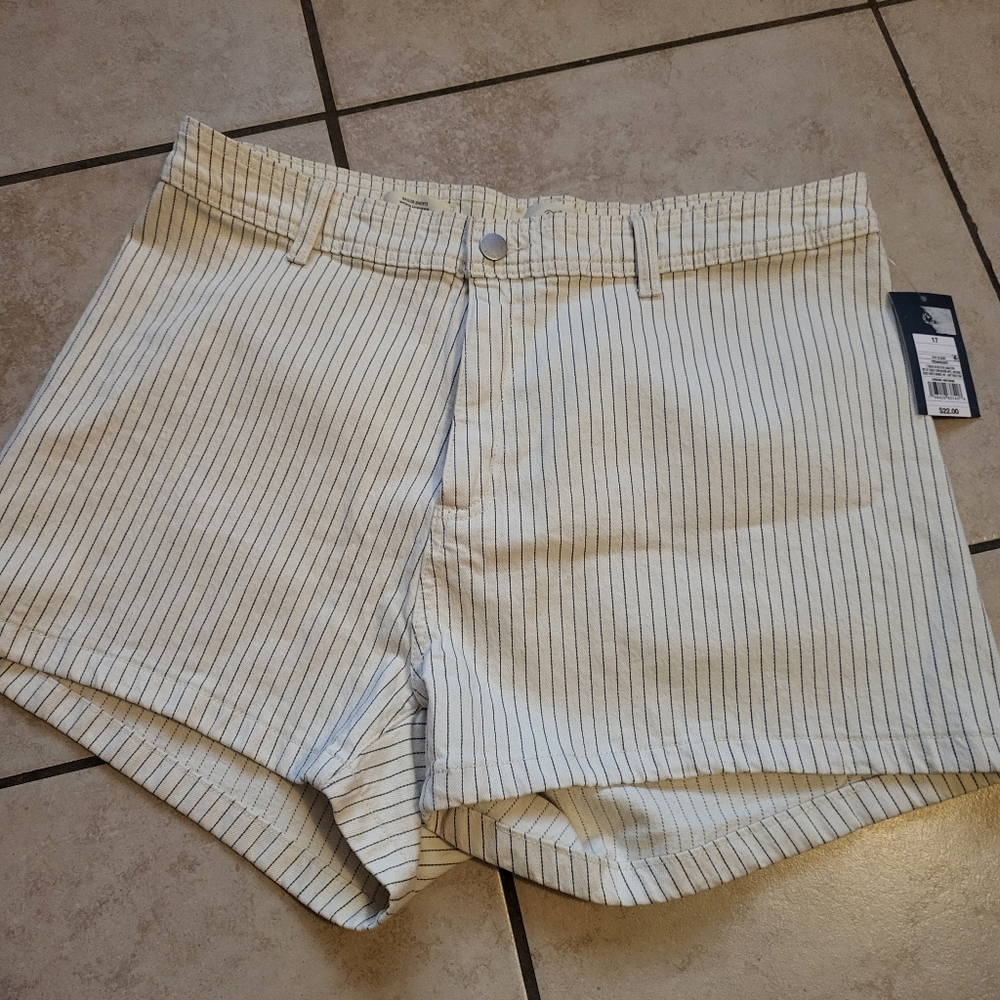Universal Thread Ivory Navy Sailor Shorts 17
